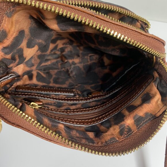 B MAKOWSKY Brown Leather Crossbody Handbag w/ Texture Gold Safety Pin Zip Pulls - Picture 9 of 16